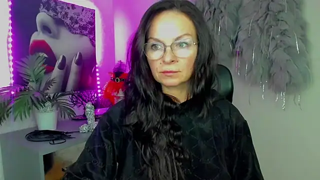 HelenLuxx online show from 4, 2, 2026