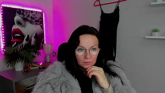 HelenLuxx online show from 15, 2, 2025