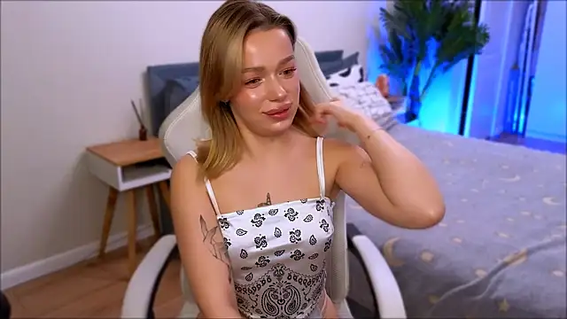 Lily Yin online show from 19, 12, 2025