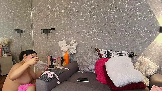 mia roux13 online show from 8, 3, 2025