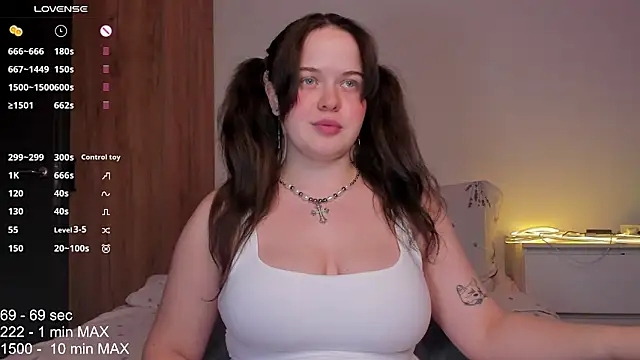 Snapshot of HANNA_MONTANAS chatting on 16, 11, 2025 HANNA MONTANAS online show from 16, 11, 2025