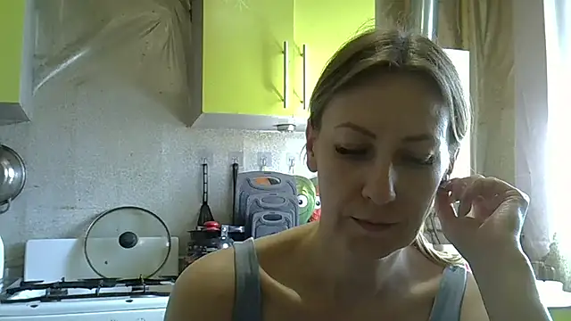 Snapshot of AshleyXHoney chatting on 5, 5, 2026 AshleyXHoney online show from 5, 5, 2026