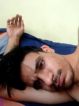 Snapshot of yashzae chatting on 8, 11, 2025 yashzae online show from 8, 11, 2025