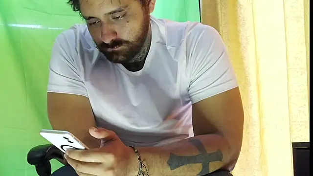 Snapshot of aronmiller404 chatting on 17, 5, 2026 aronmiller404 online show from 17, 5, 2026