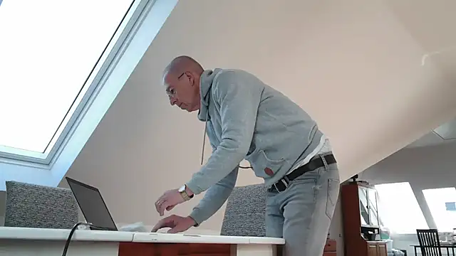 maxmueller321 online show from 4, 4, 2026