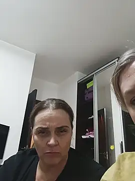 hugebobbs online show from 7, 11, 2025