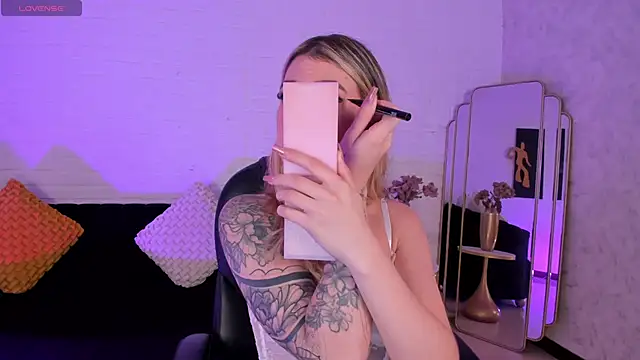 ViolettHansson online show from 2, 12, 2025