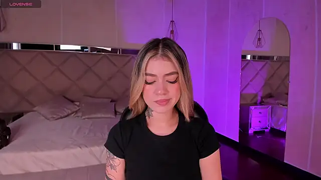 ViolettHansson online show from 17, 11, 2025