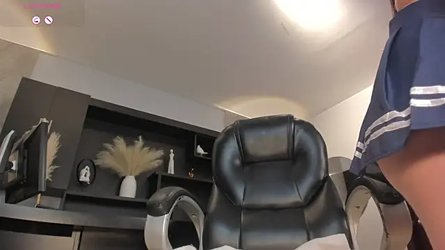 Snapshot of AliceHarper_ chatting on 5, 3, 2025 AliceHarper online show from 5, 3, 2025