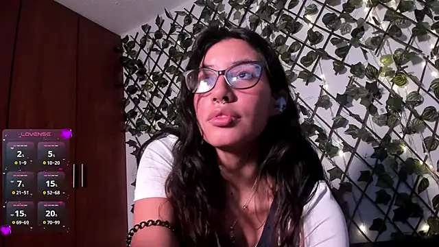 CoralineSanchez online show from 1, 3, 2025