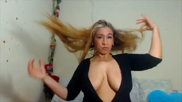 Snapshot of sharloth_x18 chatting on 19, 5, 2026 sharloth x18 online show from 19, 5, 2026