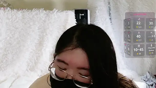 Snapshot of Kara-Nuna chatting on 11, 11, 2025 Kara-Nuna online show from 11, 11, 2025