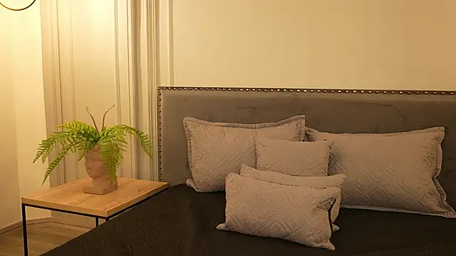 IrisBaker online show from 7, 10, 2025