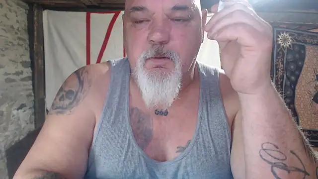 Newfiesausage1972 online show from 19, 4, 2026