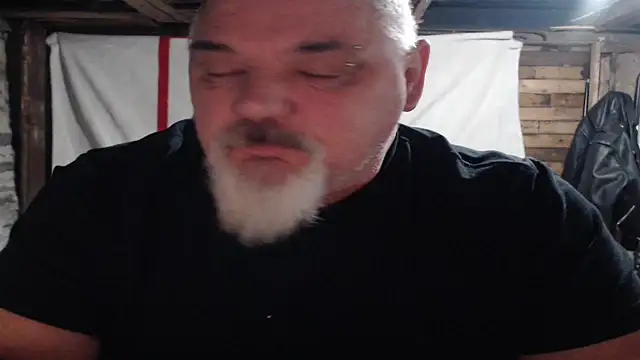 Newfiesausage1972 online show from 21, 12, 2025