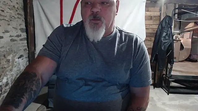 Newfiesausage1972 online show from 21, 11, 2025