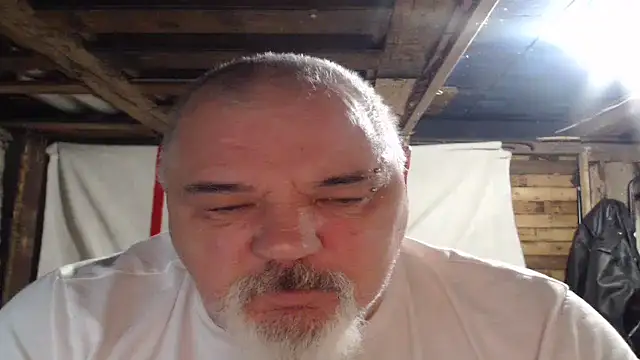 Newfiesausage1972 online show from 20, 12, 2025