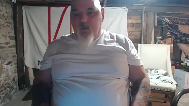 Newfiesausage1972 online show from 11, 2, 2026