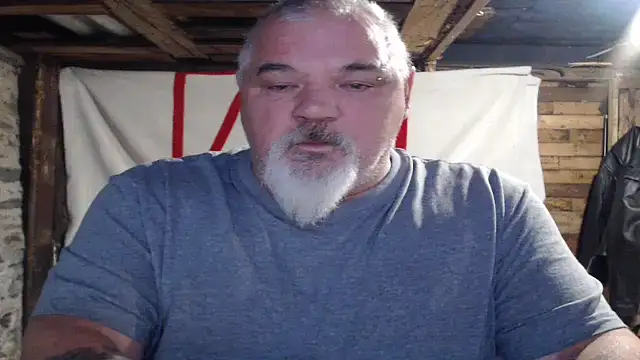 Newfiesausage1972 online show from 17, 11, 2025