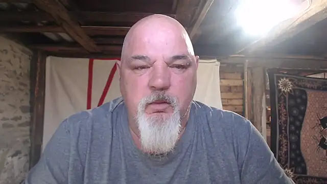 Newfiesausage1972 online show from 20, 4, 2026