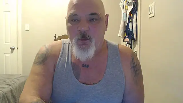 Newfiesausage1972 online show from 4, 3, 2025