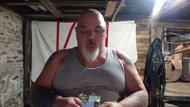 Newfiesausage1972 online show from 22, 11, 2025