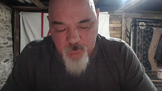 Newfiesausage1972 online show from 11, 1, 2026