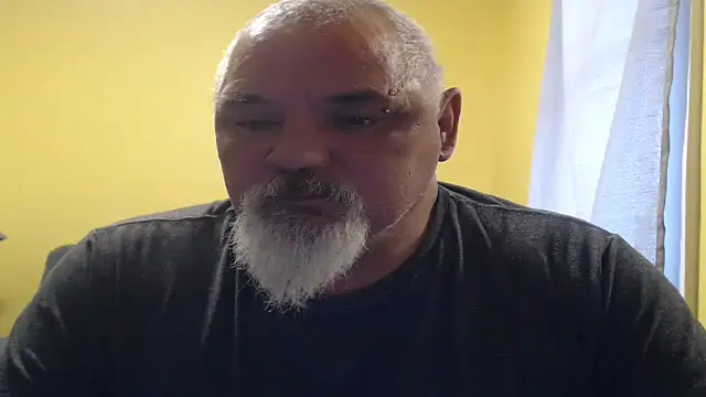 Newfiesausage1972 online show from 9, 11, 2025