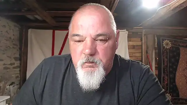 Newfiesausage1972 online show from 29, 5, 2026