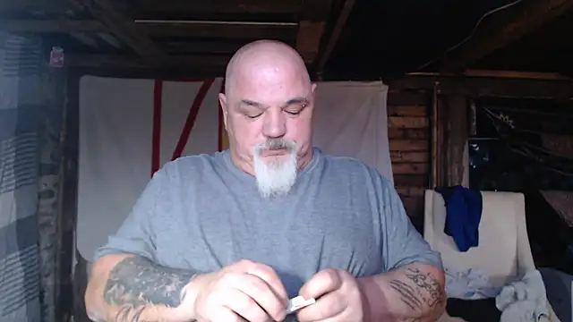 Newfiesausage1972 online show from 27, 2, 2026