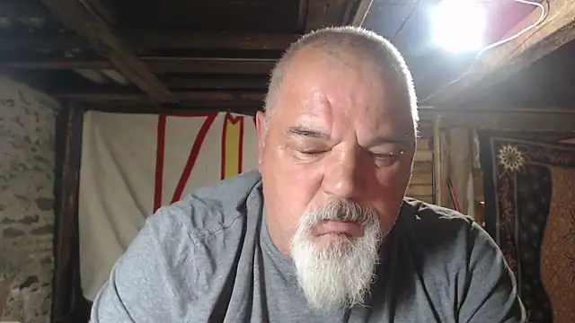 Newfiesausage1972 online show from 30, 5, 2026