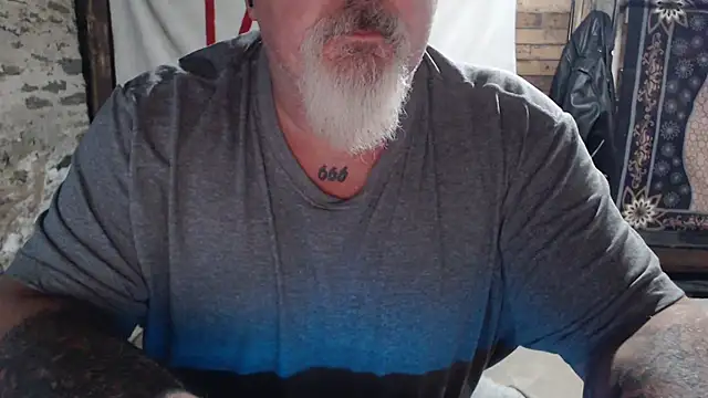 Newfiesausage1972 online show from 29, 11, 2025