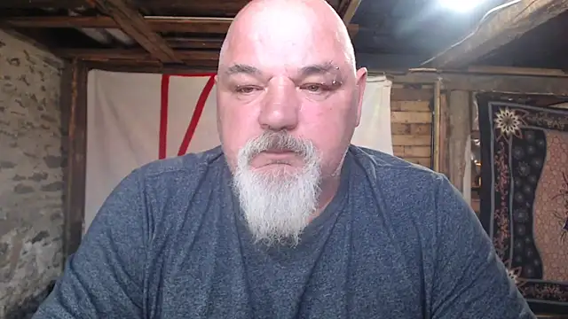 Newfiesausage1972 online show from 22, 4, 2026