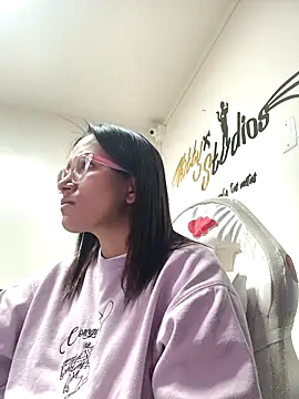 Snapshot of Yaumiko chatting on 27, 10, 2025 Yaumiko online show from 27, 10, 2025