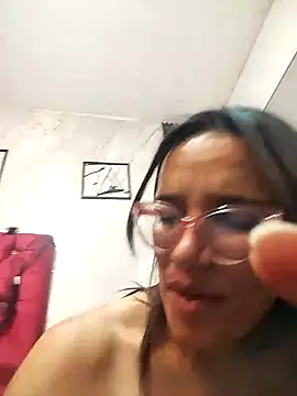 Snapshot of Yaumiko chatting on 3, 11, 2025 Yaumiko online show from 3, 11, 2025