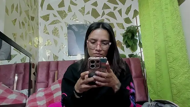 Snapshot of Yaumiko chatting on 11, 11, 2025 Yaumiko online show from 11, 11, 2025