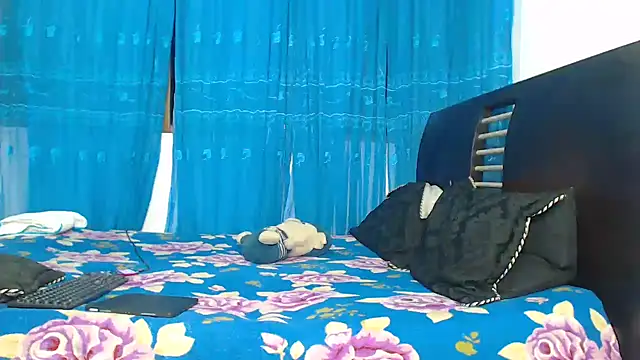 Snapshot of Hot_Sharks_ chatting on 8, 10, 2025 Hot Sharks online show from 8, 10, 2025