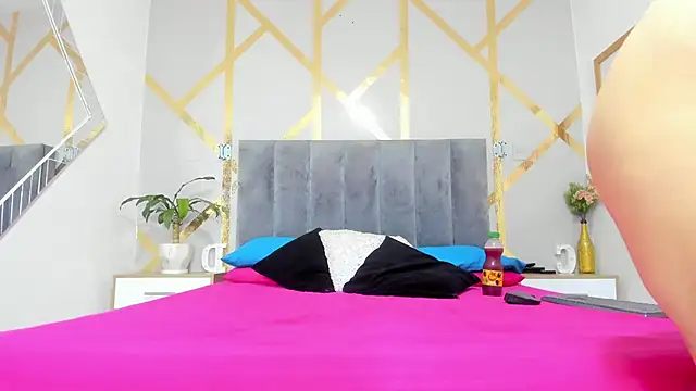 Danna Reyees online show from 6, 10, 2025
