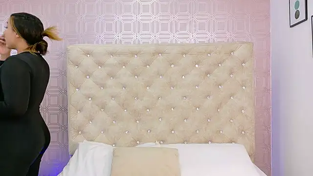 Sara Desire online show from 10, 10, 2025