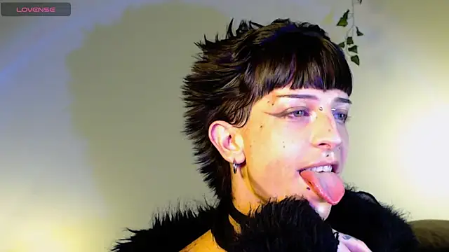 Snapshot of succubot chatting on 28, 10, 2025 succubot online show from 28, 10, 2025