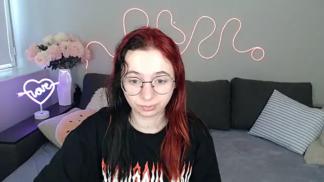 Mini Diva online show from 11, 11, 2025