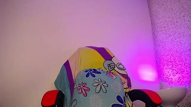 Snapshot of luly_pink chatting on 28, 4, 2026 luly pink online show from 28, 4, 2026