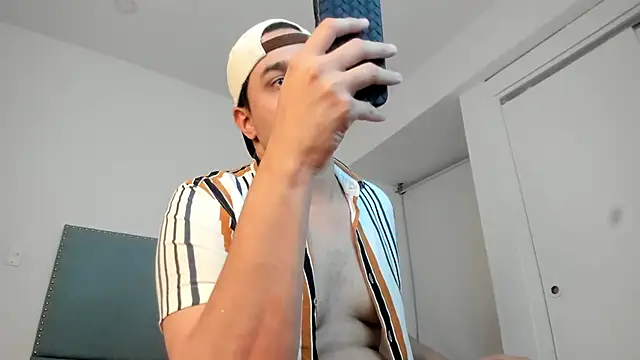 Snapshot of Latin_boy_surprisee chatting on 5, 7, 2026 Latin boy surprisee online show from 5, 7, 2026