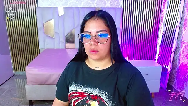 Snapshot of martinna_tay chatting on 13, 7, 2026 martinna tay online show from 13, 7, 2026