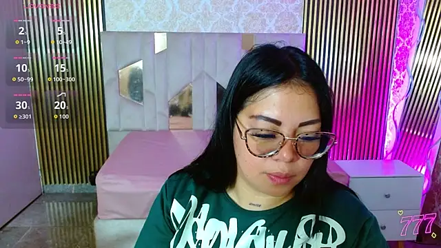 Snapshot of martinna_tay chatting on 9, 7, 2026 martinna tay online show from 9, 7, 2026