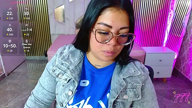 Snapshot of martinna_tay chatting on 8, 7, 2026 martinna tay online show from 8, 7, 2026