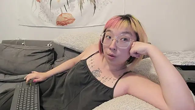 Snapshot of luxgray chatting on 5, 12, 2024 luxgray online show from 5, 12, 2024