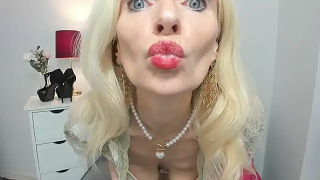 CrystalHotty online show from 6, 2, 2025
