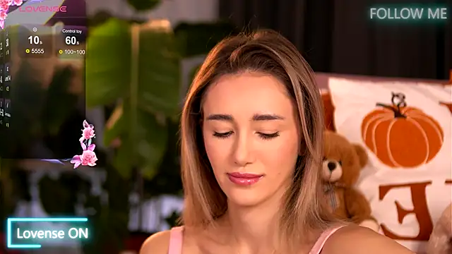 Snapshot of EmilyRaymont chatting on 3, 11, 2025 EmilyRaymont online show from 3, 11, 2025