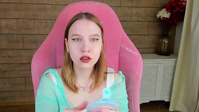 Snapshot of LiliLinn chatting on 7, 7, 2026 LiliLinn online show from 7, 7, 2026